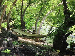 Détente en hamac au bord de la rivière à Otentic Eco Tent