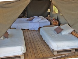Intérieur d'une tente d'Otentic Eco Tent Experience