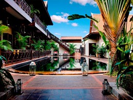 Vue de la piscine de l'hôtel PadiVilla Resort & Spa à Siem Reap