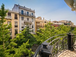 Une terrasse baignée de lumière andalouse