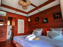 L'une des chambres de l'hôtel parée de bois