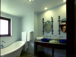 La salle de bain de la Deluxe Family Room