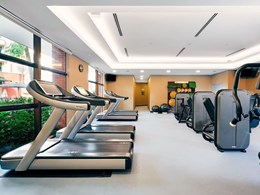 Centre de fitness spacieux et lumineux