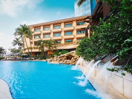 Détendez vous dans la vaste piscine extérieure