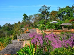 Vue du Phu Chaisai Mountain Resort & Spa en parfaite harmonie avec son environnement
