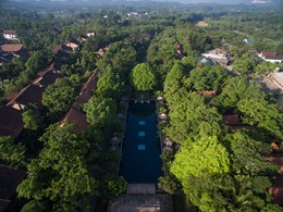 Vue aérienne du Pilgrimage Village, situé au coeur d'une végétation luxuriante