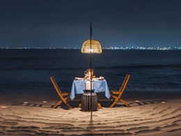 Dîner en amoureux les pieds dans le sable