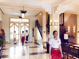 Le lobby de l'hôtel Raffles Grand Hotel d'Angkor au Cambodge