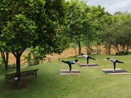 Profitez d'une séance de yoga dans les jardins