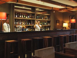 Sirotez un cocktail au Cloister Bar