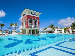 La piscine du Sandals Grande St. Lucian aux Antilles