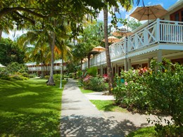 Le jardin verdoyant de l'hôtel Sandals Halcyon Beach