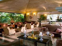 Le lobby de l'hôtel Sandals Halcyon Beach aux Antilles