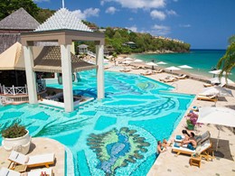 La piscine du Sandals Regency La Toc aux Antilles