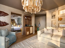 Le salon spacieux et séparé de votre suite