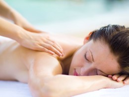 Massage au spa du Santhiya Resort situé en Thailande