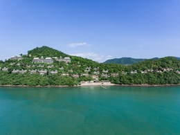 Niché au creux d'une petite crique paisible