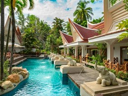 Accès privilégié a une superbe piscine depuis votre villa