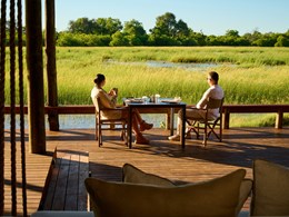 Petit-déjeuner au bord de la rivière