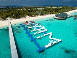 Le plus grand parc aquatique flottant des Maldives