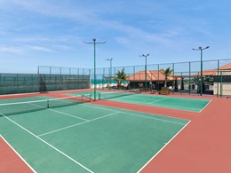 Profitez du court de tennis ensoleillé 