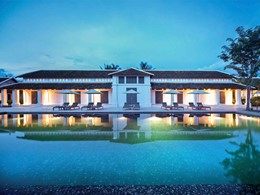 Vue de la piscine de l'Hôtel de la Paix au Laos