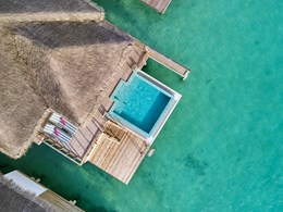 Un refuge luxueux posé sur un lagon turquoise