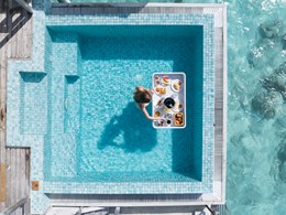 Un réveil idyllique avec un petit-déjeuner flottant