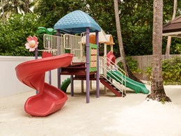 Espace pour les petits avec aire de jeux colorée