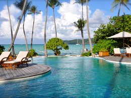 La piscine de l'hôtel Le Tahaa by Pearl Resorts en Polynésie