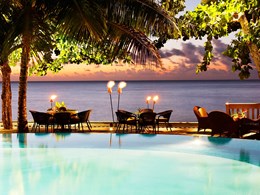 La piscine au coucher de soleil