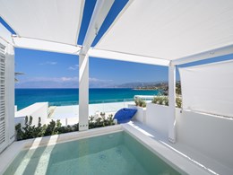 L'extérieur de la Junior Suite Sea View Outdoor Jacuzzi