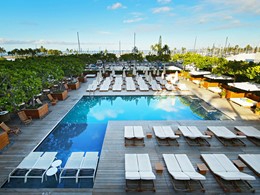 La superbe piscine de l'hôtel The Modern Honolulu