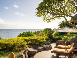 Détente ultime face eaux calmes de l’océan Indien