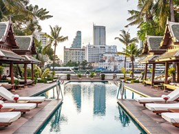 Une piscine qui s'étend vers le Chao Phraya