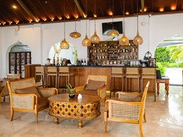 Sirotez des délicieux cocktails au bar Sirotez des délicieux cocktails au bar