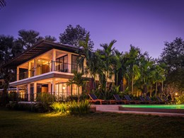 Les villas face à la rivière et à côté de la piscine