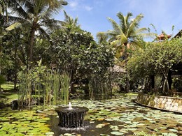 Le jardin du Royal Beach Seminyak situé à Bali