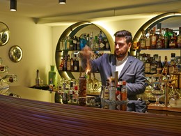 Sirotez un délicieux cocktail au bar de l'hôtel The Serras