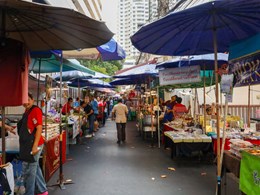 Aux abords du marché local de Lalai Sap