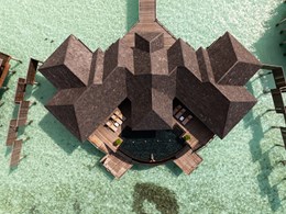 Villas élégantes au-dessus des eaux cristallines 