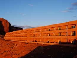 La façade de The View Hotel situé à Monument Valley