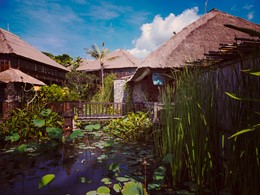 Jardin dans un cadre enchanteur à l'hôtel Tugu Bali en Indonésie