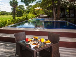 Petit déjeuner au bord de la piscine de l'hôtel Ulagalla