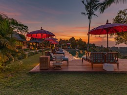 Le coucher de soleil au bord de la piscine