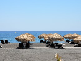 La plage du Vedema Resort situé à Santorin
