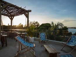 Contemplez un magnifique coucher de soleil depuis le rooftop bar View