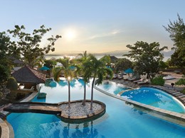 La piscine de l'hôtel Vila Ombak à Lombok