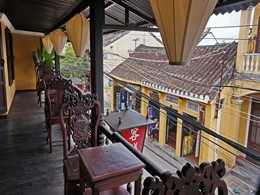 Vue sur la vieille ville animée d'Hoi An depuis votre suite