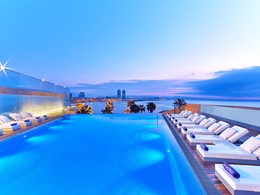 La piscine de l'hôtel W Barcelone avec vue sur la Méditerranée en Espagne